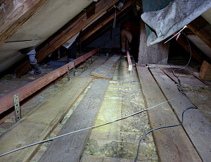 Zateplení stropu rodinného domu pomocí foukané izolace